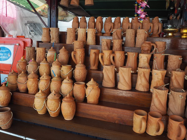 タイ・クレット島で販売されている陶器