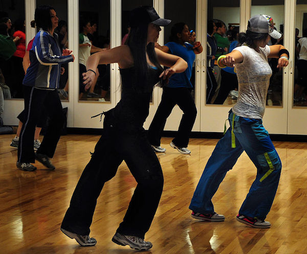 エクササイズプログラム「ZUMBA」を踊る人々