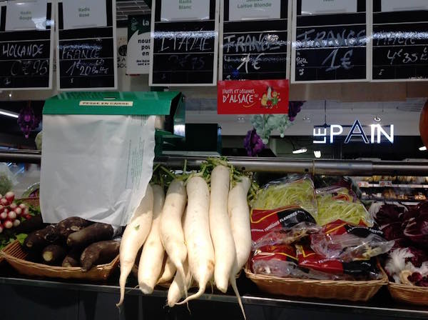 フランスのスーパーにある大根