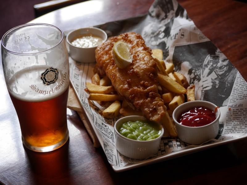 イギリスのビールとおいしそうなFish &amp; Chipsのプレート