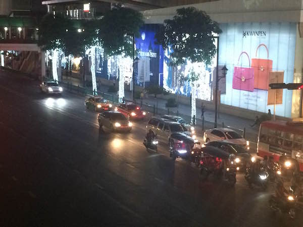 バンコクの高級ショッピングセンターの「ゲイソンプラザ」横のイルミネーション