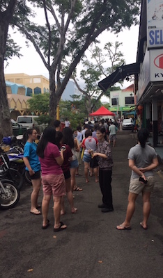 シンガポールでバクワを購入しようとしている人々が列をなしている様子