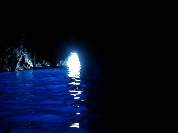 青の洞窟の内部