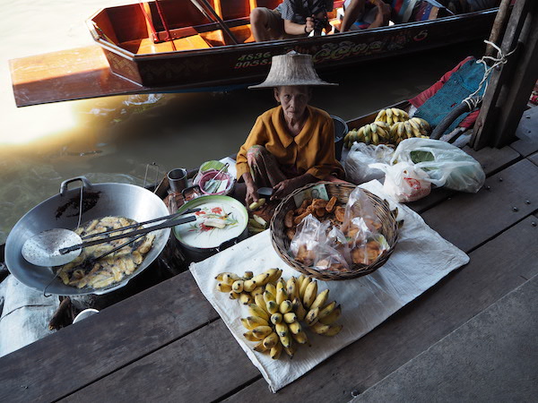 タイのダムナンサドゥアク水上マーケットの商人