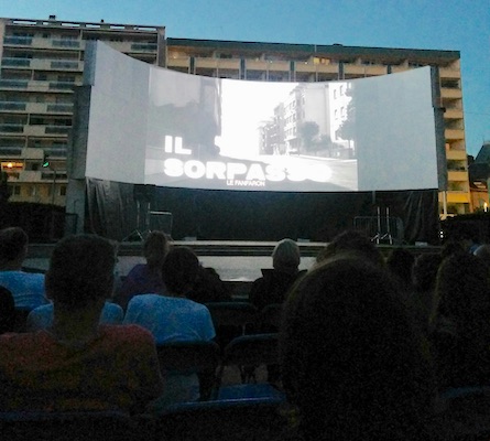 野外映画上映祭「L’Été en Cinémascope(シネマスコープ)」の模様。