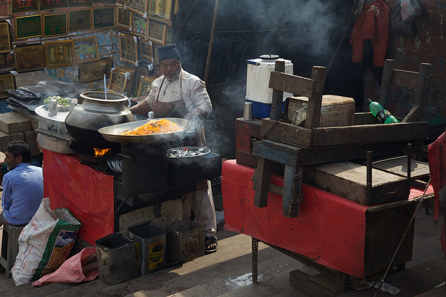 インド人のシェフが料理をしているところ