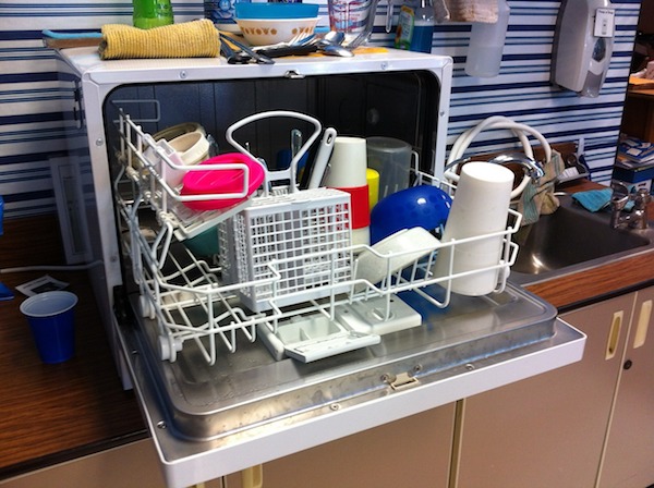 食器洗い機は英語で「dishwasher」です。