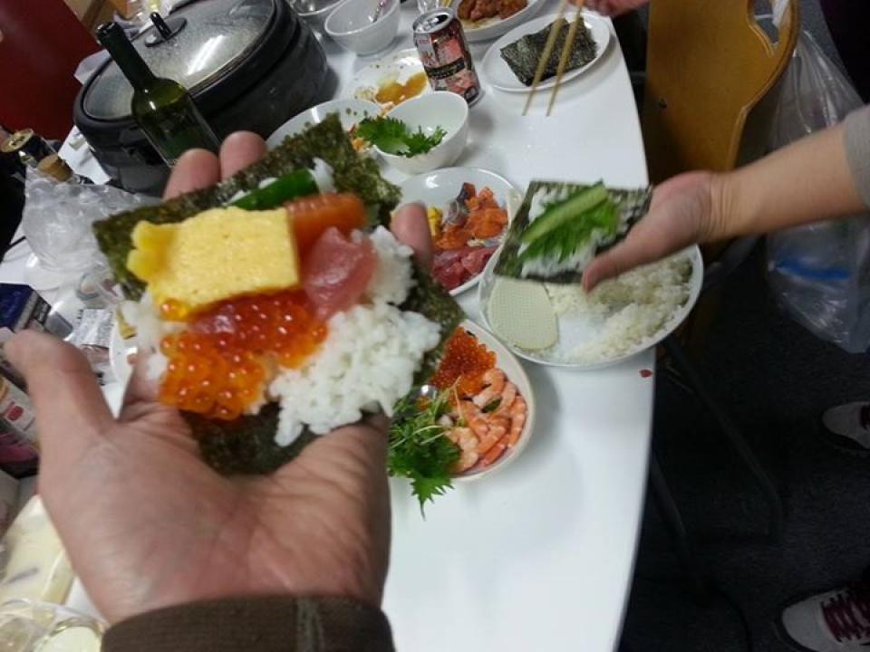 【驚愕】海外で手巻き寿司パーティを開催したら集まった驚きの食材ベスト３