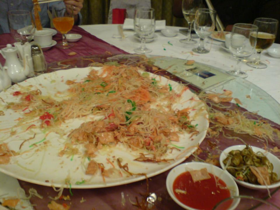 テーブルがサラダまみれに！旧正月のシンガポールで行われる儀式「Lo Hei（ローヘイ）」とは？