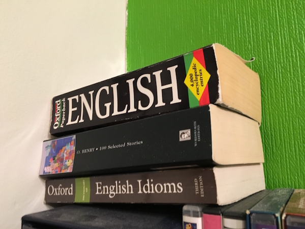 積み上がっている英語の辞書