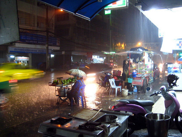 タイで大雨が降っている様子