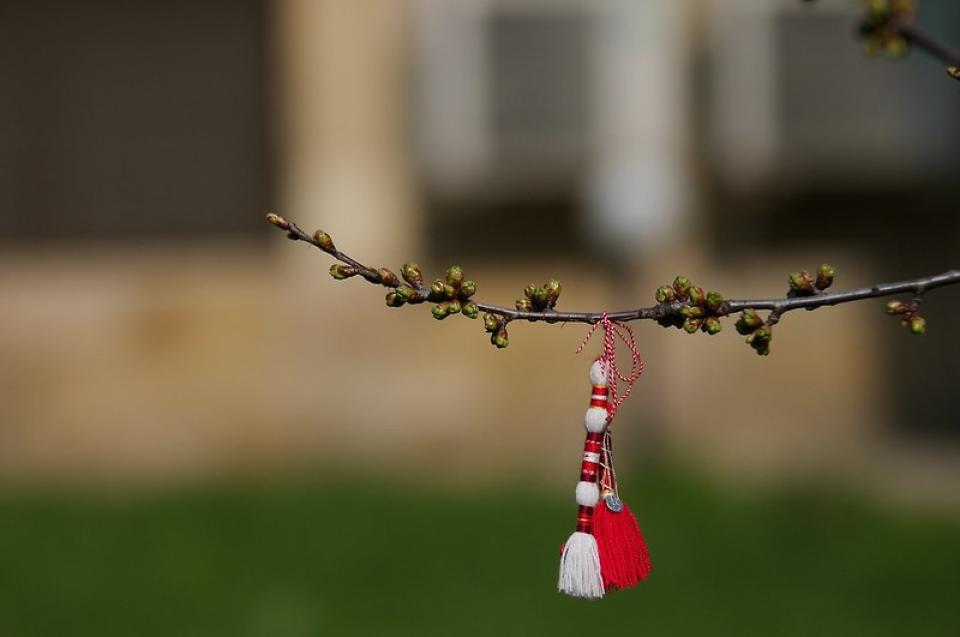 紅白のお守りを交換？ブルガリアで春を祝う伝統的な習慣３選