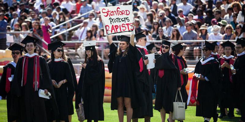 スタンフォード大学レイプ事件を受けて、卒業式で学生がとった行動