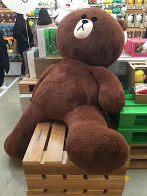 韓国のデパートで寝そべるLINEスタンプの熊