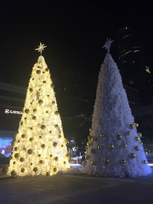 バンコクの中心街にあるショッピング・モール「セントラルワールド前のクリスマスツリー