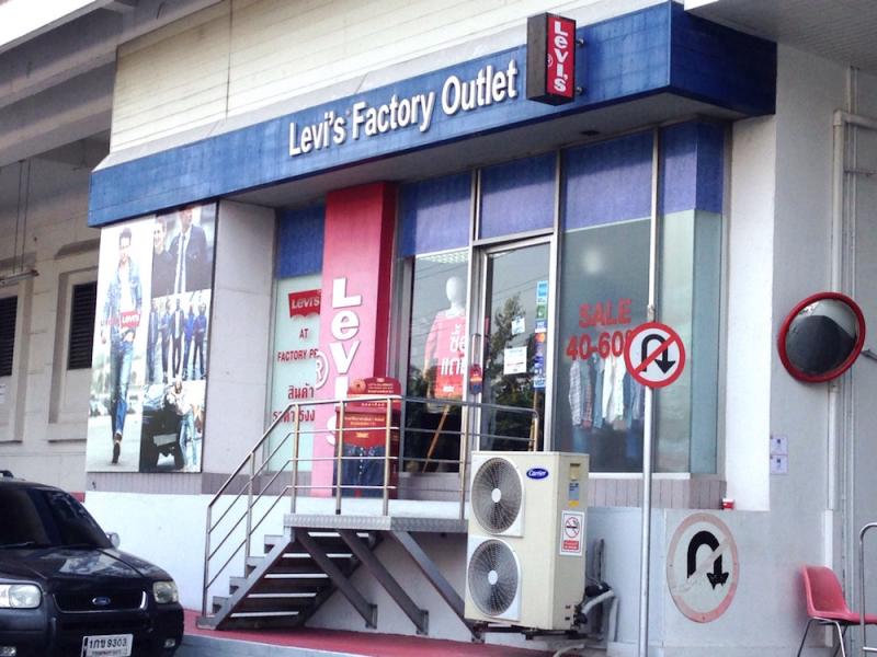 バンコク市内にあるアウトレット店「Levi&apos;s Factory Outlet」外観です