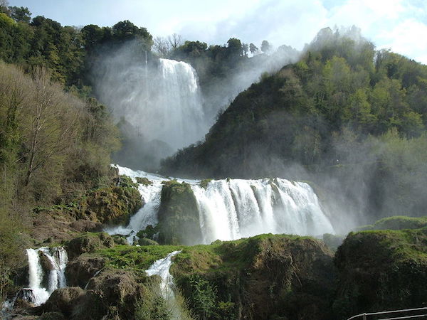 イタリア・テルニにあるマルモレの滝