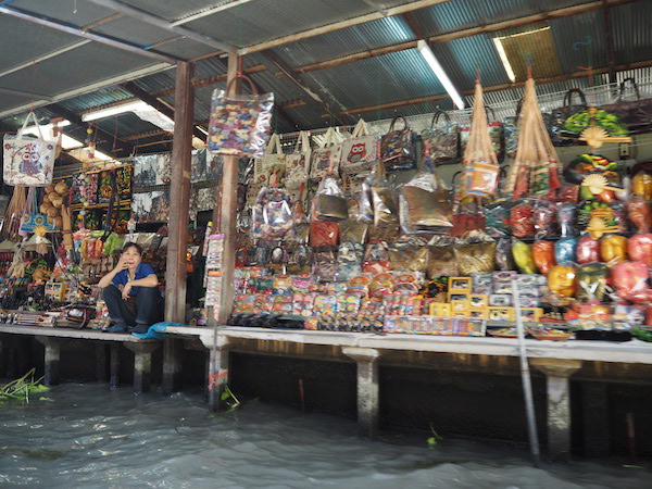 タイのダムナンサドゥアク水上マーケットの様子