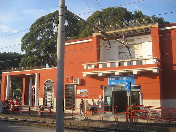 ポンペイ遺跡駅(Pompei Scavi)