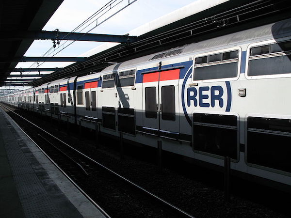 「RER」と呼ばれるパリ市内と郊外をつなぐ長距離列車