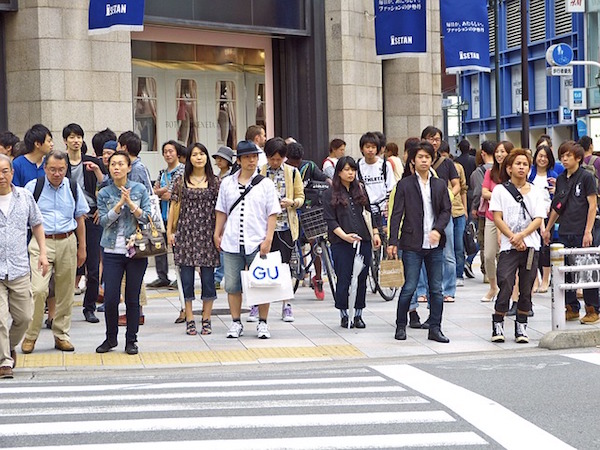日本の道路に溢れる人々