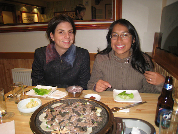 Cah Chiで料理を食べている2人の女性