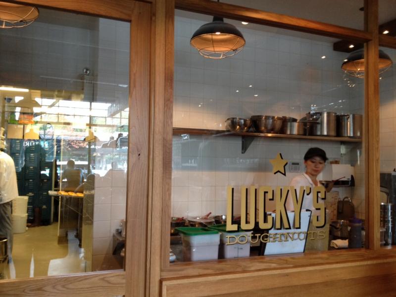 49th Parallel CoffeeのLucky’s Donuts