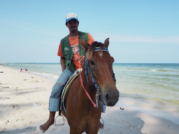 タイ・ホアヒンのビーチで乗馬をする男性1