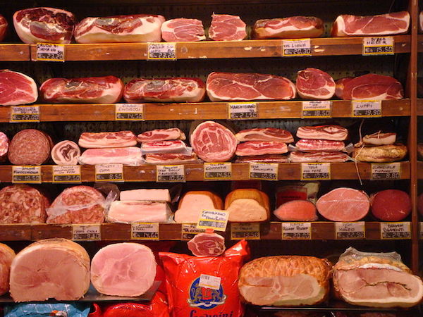 イタリアの加工肉売り場