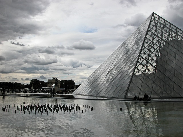大ルーヴル計画によって建設された「ルーヴル・ピラミッド」