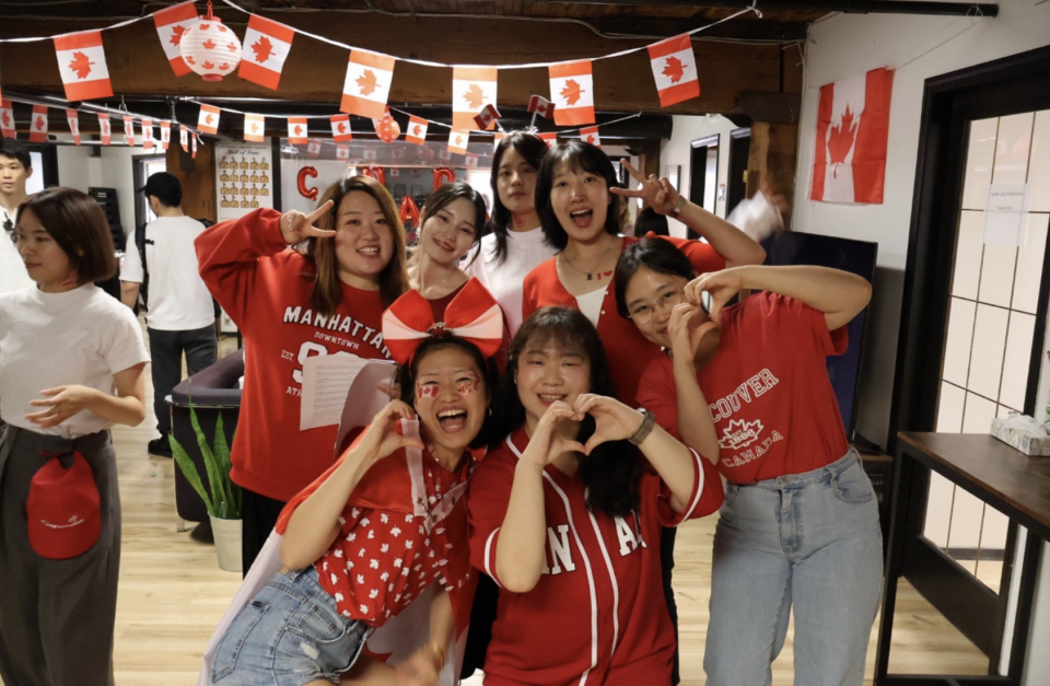 【学校スタッフにインタビュー】最高の仲間たちと笑顔&元気いっぱい!CESバンクーバーで輝くスタッフ、Saeさん!