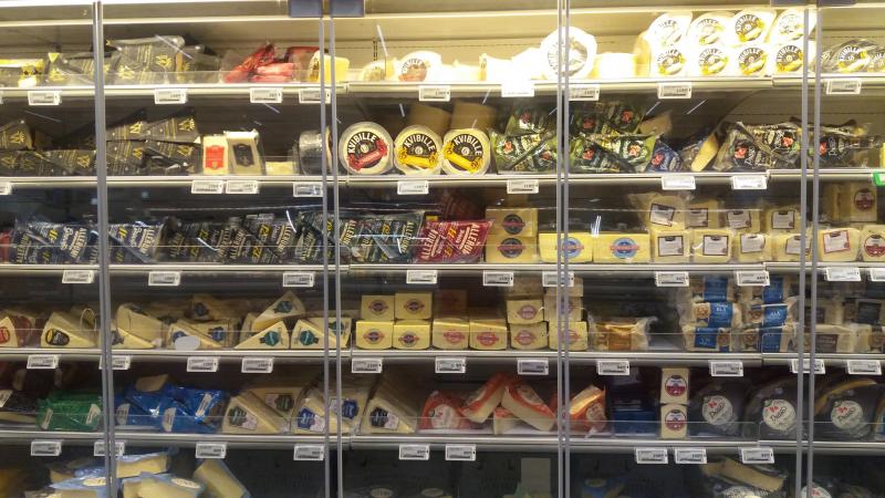 スウェーデンのスーパーにはこれでもかというくらいチーズが並ぶ