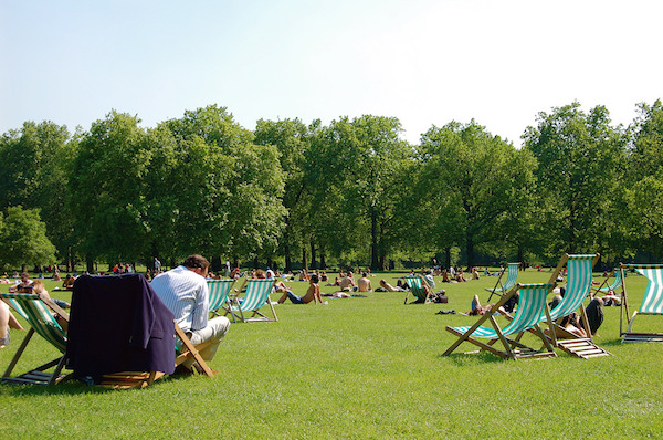 ロンドンにある公園「Green Park」にてデッキチェアを持ち込み日光浴をする人々