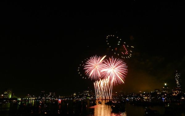 ボストンの独立記念日の打ち上げ花火の様子