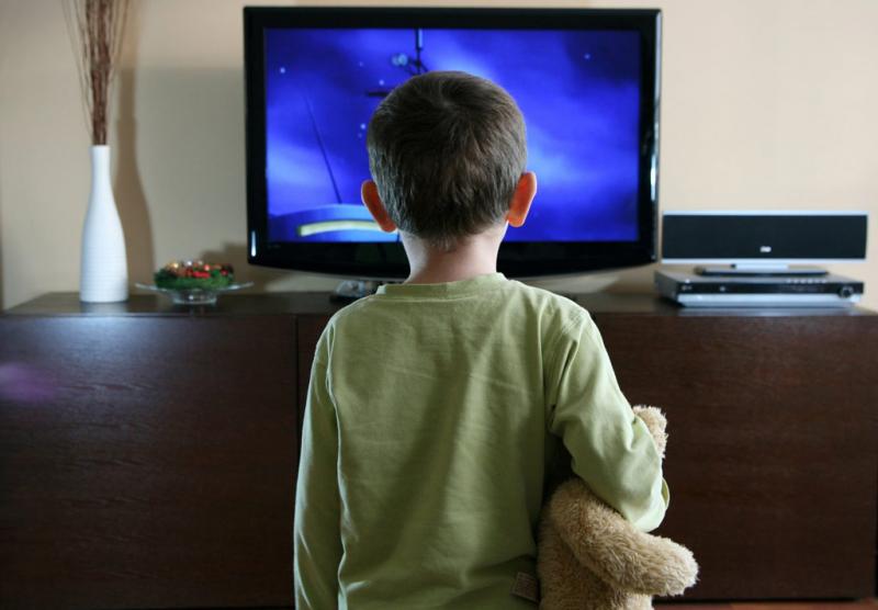 テレビを見ている子供の写真です