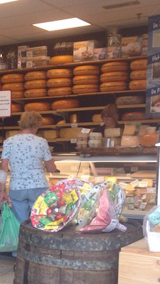 JUMBOのチーズ売り場