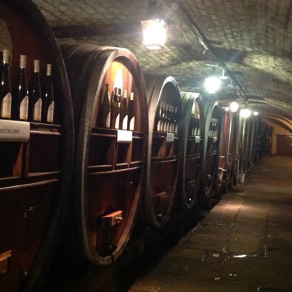 アルザスワインのワイナリーにあるワイン樽
