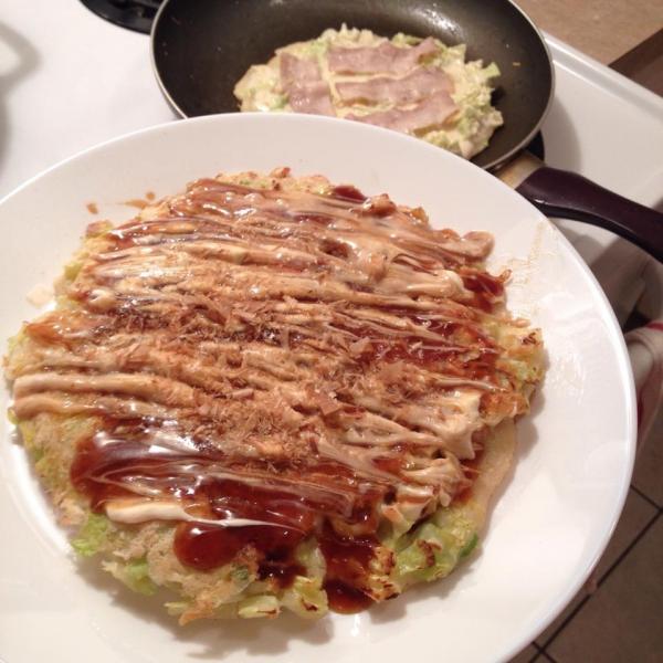お好み焼き（Okonomiyaki; Japanese pancake）