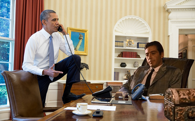 机の上に足をのせるオバマ大統領