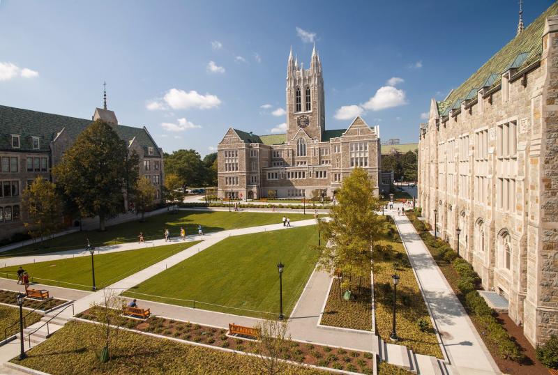 Boston Collegeの大学内の景色の写真